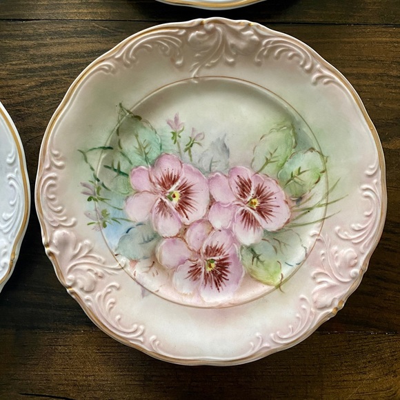 Set of 4 hand painted floral plates Wawel Poland artist signed - Picture 5 of 11